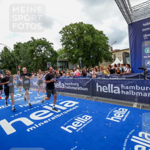 29.06.2025 - hella hamburg halbmarathon Zöllner http://msf.ph/oto/8413205 29.06.2025 10:47:30 Ziel 51, 1012, 1592, 2274, 2839, 2869, 2953, 3304, 5532, 5650, 8693, 8852, 9305, 10423, 11021, 11077, 11491, 12870, 15350, 15923, 16089, 16819, 17846, 17905, 18758, 18974 meine-sportfotos.de