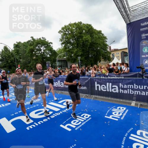 29.06.2025 - hella hamburg halbmarathon Zöllner http://msf.ph/oto/8413213 29.06.2025 10:47:30 Ziel 51, 1012, 1592, 2274, 2839, 2869, 2953, 3304, 5532, 5650, 8693, 8852, 9305, 10423, 11021, 11077, 11491, 12870, 15350, 15923, 16089, 16819, 17846, 17905, 18758, 18974 meine-sportfotos.de