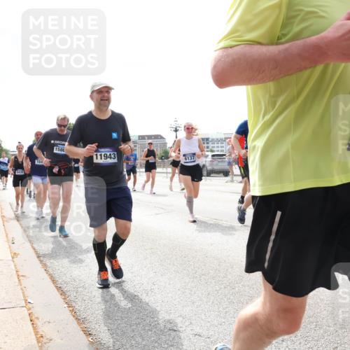 29.06.2025 - hella hamburg halbmarathon Lena Gebhardt http://msf.ph/oto/8413215 29.06.2025 10:42:01 Lombardsbrücke 6430, 164, 1586, 11943, 6137, 747, 1039, 1314, 1509, 1623, 1624, 1648, 1712, 1752, 2145, 2153, 2523, 2974, 3276, 3326, 3459, 3460, 3568, 4329, 4353, 4541, 4735, 4736, 4787, 4885, 5419, 5432, 5671, 6136, 6137, 6153, 6320, 6430, 6436, 6450, 6618, 6837, 6846, 6917, 7357, 7477, 7955, 7968, 8004, 8014, 8162, 8163, 8300, 8301, 8443, 8459, 8712, 8848, 8897, 8908, 9008, 9223, 9370, 9467, 9588, 10027, 10623, 11011 meine-sportfotos.de