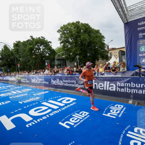 29.06.2025 - hella hamburg halbmarathon Zöllner http://msf.ph/oto/8413219 29.06.2025 10:24:04 Ziel 11194, 13440, 14753 meine-sportfotos.de