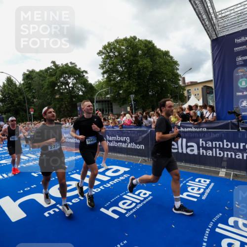 29.06.2025 - hella hamburg halbmarathon Zöllner http://msf.ph/oto/8413220 29.06.2025 10:47:30 Ziel 51, 1012, 1592, 2274, 2839, 2869, 2953, 3304, 5532, 5650, 8693, 8852, 9305, 10423, 11021, 11077, 11491, 12870, 15350, 15923, 16089, 16819, 17846, 17905, 18758, 18974 meine-sportfotos.de