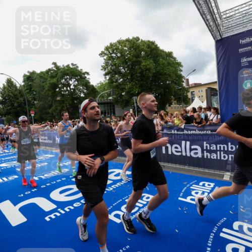 29.06.2025 - hella hamburg halbmarathon Zöllner http://msf.ph/oto/8413229 29.06.2025 10:47:31 Ziel 51, 1012, 1592, 2274, 2839, 2869, 2953, 3304, 5532, 5650, 8234, 8693, 8852, 9305, 10423, 11021, 11077, 11491, 12870, 13223, 13303, 15350, 15479, 15923, 16819, 17846, 17905, 18758, 18974 meine-sportfotos.de