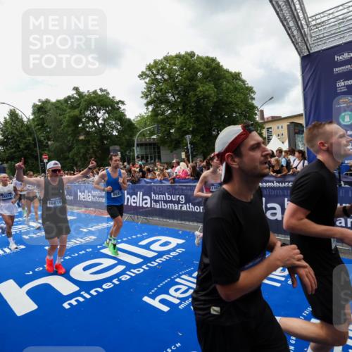 29.06.2025 - hella hamburg halbmarathon Zöllner http://msf.ph/oto/8413234 29.06.2025 10:47:31 Ziel 51, 1012, 1592, 2274, 2839, 2869, 2953, 3304, 5532, 5650, 8234, 8693, 8852, 9305, 10423, 11021, 11077, 11491, 12870, 13223, 13303, 15350, 15479, 15923, 16819, 17846, 17905, 18758, 18974 meine-sportfotos.de