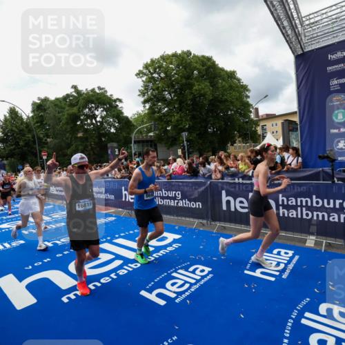 29.06.2025 - hella hamburg halbmarathon Zöllner http://msf.ph/oto/8413242 29.06.2025 10:47:31 Ziel 51, 1012, 1592, 2274, 2839, 2869, 2953, 3304, 5532, 5650, 8234, 8693, 8852, 9305, 10423, 11021, 11077, 11491, 12870, 13223, 13303, 15350, 15479, 15923, 16819, 17846, 17905, 18758, 18974 meine-sportfotos.de