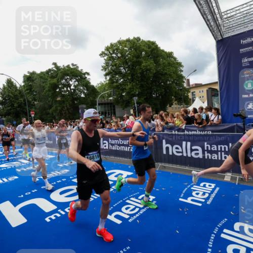 29.06.2025 - hella hamburg halbmarathon Zöllner http://msf.ph/oto/8413247 29.06.2025 10:47:32 Ziel 51, 1012, 1070, 1592, 2274, 2839, 2869, 2953, 3304, 5532, 5650, 8023, 8234, 8693, 8852, 9305, 10423, 11021, 11077, 12870, 13223, 13303, 15350, 15479, 15923, 16819, 17846, 17905, 18758, 18974 meine-sportfotos.de