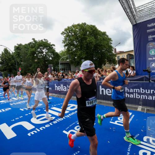 29.06.2025 - hella hamburg halbmarathon Zöllner http://msf.ph/oto/8413257 29.06.2025 10:47:32 Ziel 51, 1012, 1070, 1592, 2274, 2839, 2869, 2953, 3304, 5532, 5650, 8023, 8234, 8693, 8852, 9305, 10423, 11021, 11077, 12870, 13223, 13303, 15350, 15479, 15923, 16819, 17846, 17905, 18758, 18974 meine-sportfotos.de