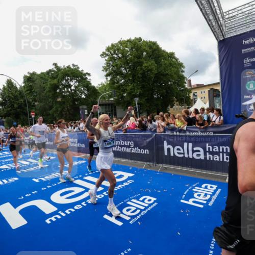29.06.2025 - hella hamburg halbmarathon Zöllner http://msf.ph/oto/8413263 29.06.2025 10:47:32 Ziel 51, 1012, 1070, 1592, 2274, 2839, 2869, 2953, 3304, 5532, 5650, 8023, 8234, 8693, 8852, 9305, 10423, 11021, 11077, 12870, 13223, 13303, 15350, 15479, 15923, 16819, 17846, 17905, 18758, 18974 meine-sportfotos.de