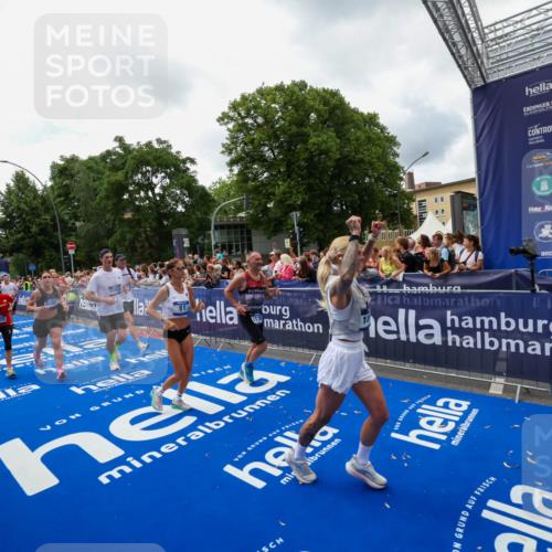 29.06.2025 - hella hamburg halbmarathon Zöllner http://msf.ph/oto/8413271 29.06.2025 10:47:33 Ziel 51, 1012, 1070, 1592, 1696, 2284, 2839, 2869, 2953, 3304, 5532, 5650, 5889, 8023, 8234, 8693, 8852, 8927, 9305, 11021, 12870, 13223, 13303, 15350, 15479, 15923, 16819, 17846, 17905, 18758, 18974 meine-sportfotos.de