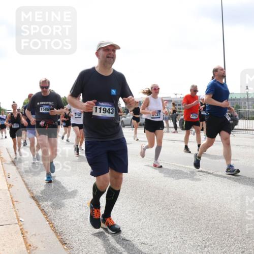 29.06.2025 - hella hamburg halbmarathon Lena Gebhardt http://msf.ph/oto/8413280 29.06.2025 10:42:01 Lombardsbrücke 6430, 15863, 17541, 11943, 2258, 11659, 1039, 1314, 1509, 1623, 1624, 1648, 1712, 1752, 2145, 2153, 2523, 2974, 3276, 3326, 3459, 3460, 3568, 4329, 4353, 4541, 4735, 4736, 4787, 4885, 5419, 5432, 5671, 6136, 6137, 6153, 6320, 6430, 6436, 6450, 6618, 6837, 6846, 6917, 7357, 7477, 7955, 7968, 8004, 8014, 8162, 8163, 8300, 8301, 8443, 8459, 8712, 8848, 8897, 8908, 9008, 9223, 9370, 9467, 9588, 10027, 10623, 11011 meine-sportfotos.de