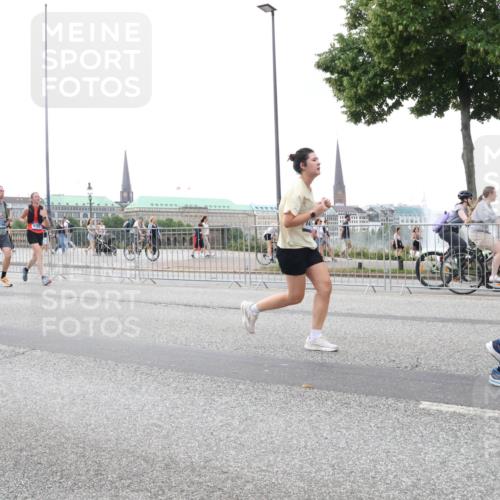 29.06.2025 - hella hamburg halbmarathon Lena Gebhardt http://msf.ph/oto/8413284 29.06.2025 10:51:18 Lombardsbrücke 7012, 9166, 119, 1129, 1203, 1208, 1404, 1478, 1617, 1997, 2202, 2308, 2358, 2380, 2484, 2485, 2736, 2778, 2859, 3934, 4156, 4652, 4713, 4748, 4771, 4808, 4848, 4878, 4920, 5286, 5289, 5357, 5394, 5530, 5716, 5717, 6091, 6945, 6954, 6961, 7012, 7141, 7769, 7770, 7771, 7825, 7841, 7871, 7992, 8040, 8125, 8200, 8410, 8672, 8779, 8986, 9166, 9167, 9582, 9583, 9763, 10029, 10496, 10552, 10614, 10636, 11034, 11052, 11252, 11268, 11575, 11577, 14534 meine-sportfotos.de