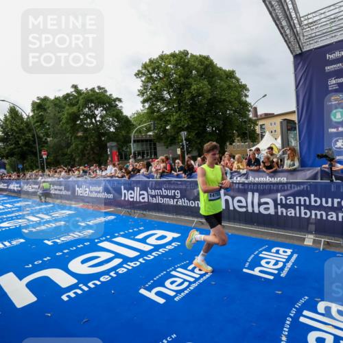 29.06.2025 - hella hamburg halbmarathon Zöllner http://msf.ph/oto/8413286 29.06.2025 10:24:08 Ziel 9269, 10234, 14753, 17614, 19041 meine-sportfotos.de