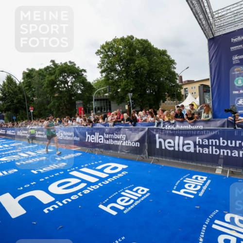 29.06.2025 - hella hamburg halbmarathon Zöllner http://msf.ph/oto/8413303 29.06.2025 10:24:11 Ziel 7331, 9269, 10234, 17614, 18569, 19041 meine-sportfotos.de