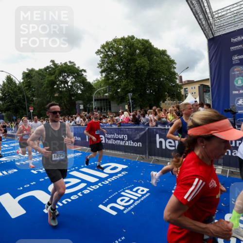 29.06.2025 - hella hamburg halbmarathon Zöllner http://msf.ph/oto/8413321 29.06.2025 10:47:35 Ziel 1012, 1070, 1320, 1592, 1696, 2284, 2839, 2869, 2953, 3304, 5532, 5889, 6009, 8023, 8234, 8852, 8927, 9305, 10969, 11021, 12870, 13223, 13303, 14619, 15451, 15479, 15923, 17846, 17905, 18104, 18758, 19181 meine-sportfotos.de