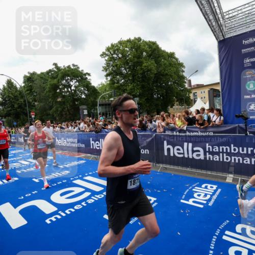 29.06.2025 - hella hamburg halbmarathon Zöllner http://msf.ph/oto/8413327 29.06.2025 10:47:35 Ziel 1012, 1070, 1320, 1592, 1696, 2284, 2839, 2869, 2953, 3304, 5532, 5889, 6009, 8023, 8234, 8852, 8927, 9305, 10969, 11021, 12870, 13223, 13303, 14619, 15451, 15479, 15923, 17846, 17905, 18104, 18758, 19181 meine-sportfotos.de