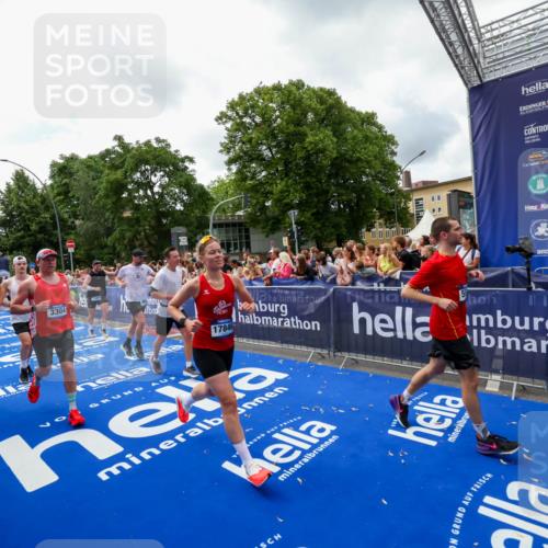 29.06.2025 - hella hamburg halbmarathon Zöllner http://msf.ph/oto/8413342 29.06.2025 10:47:36 Ziel 1070, 1320, 1592, 1696, 2284, 2953, 3304, 5532, 5889, 6009, 8023, 8234, 8852, 8927, 10969, 11021, 12870, 13223, 13303, 14618, 14619, 15451, 15479, 17846, 17905, 18104, 18970, 19181 meine-sportfotos.de