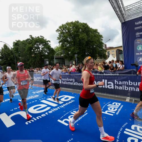 29.06.2025 - hella hamburg halbmarathon Zöllner http://msf.ph/oto/8413349 29.06.2025 10:47:36 Ziel 1070, 1320, 1592, 1696, 2284, 2953, 3304, 5532, 5889, 6009, 8023, 8234, 8852, 8927, 10969, 11021, 12870, 13223, 13303, 14618, 14619, 15451, 15479, 17846, 17905, 18104, 18970, 19181 meine-sportfotos.de