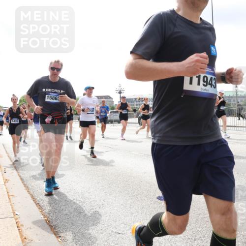 29.06.2025 - hella hamburg halbmarathon Lena Gebhardt http://msf.ph/oto/8413371 29.06.2025 10:42:02 Lombardsbrücke 6430, 15863, 17541, 3459, 1943, 1039, 1314, 1509, 1623, 1624, 1648, 1712, 1752, 2145, 2153, 2523, 2974, 3276, 3326, 3459, 3460, 3568, 4329, 4353, 4541, 4735, 4736, 4787, 4885, 5419, 5432, 5671, 6136, 6137, 6153, 6320, 6430, 6436, 6450, 6618, 6837, 6846, 6917, 7357, 7477, 7955, 7968, 8004, 8014, 8162, 8163, 8300, 8301, 8443, 8459, 8712, 8848, 8897, 8908, 9008, 9223, 9370, 9467, 9588, 10027, 10623, 11011 meine-sportfotos.de