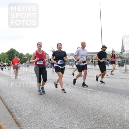 29.06.2025 - hella hamburg halbmarathon Lena Gebhardt http://msf.ph/oto/8413375 29.06.2025 10:51:19 Lombardsbrücke 1404, 1203, 909, 7012, 9167, 1129, 1203, 1208, 1404, 1478, 1617, 1997, 2202, 2308, 2358, 2380, 2484, 2485, 2736, 2778, 2859, 3934, 4156, 4652, 4713, 4748, 4808, 4848, 4878, 4920, 5286, 5289, 5291, 5357, 5394, 5530, 5716, 5717, 6091, 6885, 6945, 6954, 6961, 7012, 7141, 7769, 7770, 7771, 7825, 7841, 7871, 7992, 8040, 8125, 8410, 8672, 8779, 8986, 9166, 9167, 9340, 9582, 9583, 9763, 10029, 10496, 10552, 10614, 10636, 11034, 11052, 11252, 11268, 11575, 11577, 14534 meine-sportfotos.de