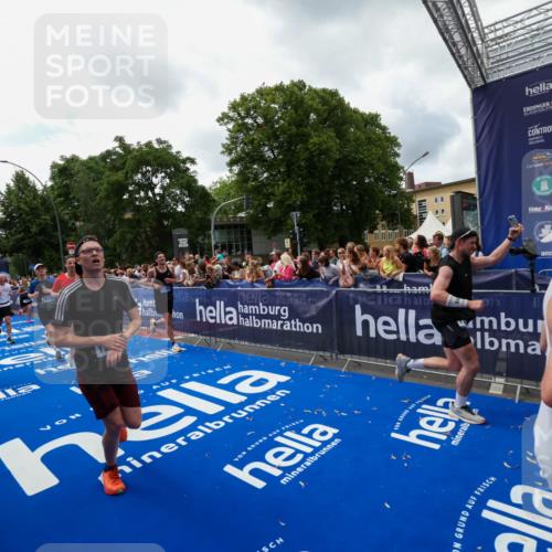 29.06.2025 - hella hamburg halbmarathon Zöllner http://msf.ph/oto/8413389 29.06.2025 10:47:38 Ziel 1070, 1320, 1592, 1696, 2284, 2953, 5889, 6009, 8023, 8234, 8927, 10969, 11021, 12870, 13223, 13303, 14618, 14619, 15451, 15479, 17905, 18104, 18970, 19181 meine-sportfotos.de