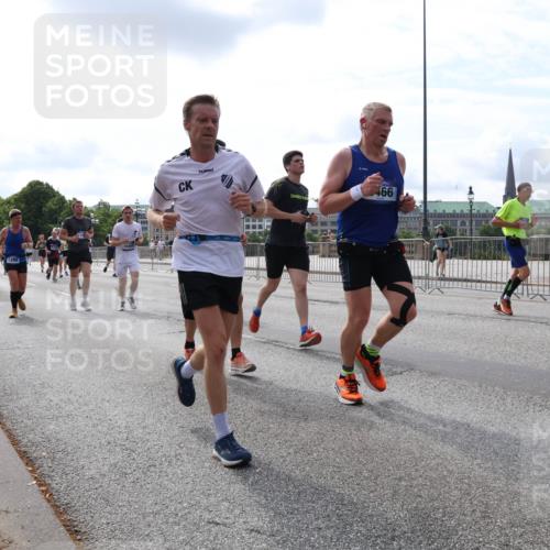 29.06.2025 - hella hamburg halbmarathon Lena Gebhardt http://msf.ph/oto/8413399 29.06.2025 10:17:21 Lombardsbrücke 466, 1083, 1137, 1204, 1298, 1331, 1348, 1356, 1477, 1553, 2225, 2259, 2305, 2860, 2908, 3210, 3464, 3466, 3622, 3802, 3803, 4194, 4218, 4852, 5023, 5390, 5929, 5930, 5995, 6126, 6128, 6254, 6336, 6352, 6520, 6522, 6786, 7011, 7114, 7115, 7257, 7291, 7345, 7360, 7376, 7410, 7445, 7566, 7647, 7844, 7924, 7928, 7945, 8210, 8253, 8263, 8309, 8351, 8433, 8513, 8558, 8895, 8983, 9152, 9259, 9848 meine-sportfotos.de