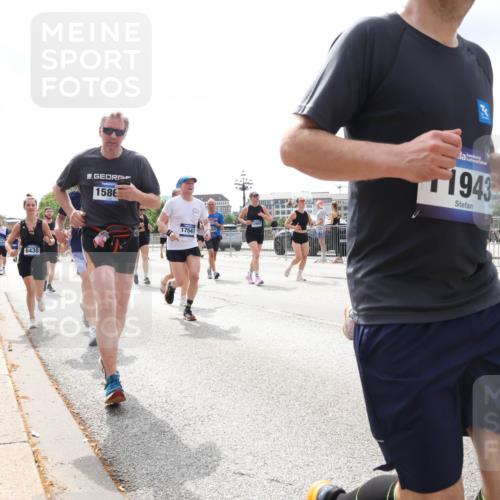 29.06.2025 - hella hamburg halbmarathon Lena Gebhardt http://msf.ph/oto/8413400 29.06.2025 10:42:02 Lombardsbrücke 6430, 1586, 17541, 1943, 1039, 1314, 1509, 1623, 1624, 1648, 1712, 1752, 2145, 2153, 2523, 2974, 3276, 3326, 3459, 3460, 3568, 4329, 4353, 4541, 4735, 4736, 4787, 4885, 5419, 5432, 5671, 6136, 6137, 6153, 6320, 6430, 6436, 6450, 6618, 6837, 6846, 6917, 7357, 7477, 7955, 7968, 8004, 8014, 8162, 8163, 8300, 8301, 8443, 8459, 8712, 8848, 8897, 8908, 9008, 9223, 9370, 9467, 9588, 10027, 10623, 11011 meine-sportfotos.de