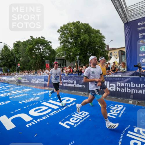 29.06.2025 - hella hamburg halbmarathon Zöllner http://msf.ph/oto/8413410 29.06.2025 10:24:15 Ziel 5612, 6816, 7331, 9269, 17614, 18569, 19041 meine-sportfotos.de