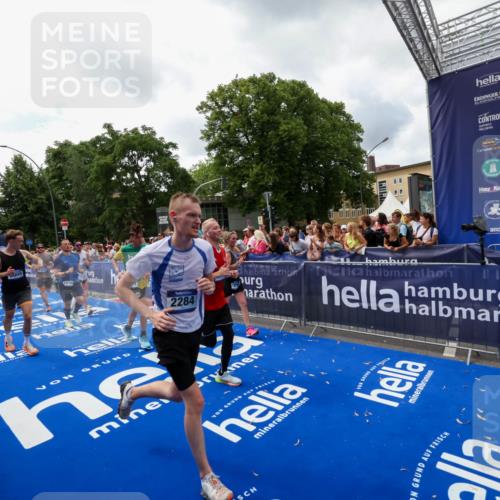 29.06.2025 - hella hamburg halbmarathon Zöllner http://msf.ph/oto/8413456 29.06.2025 10:47:41 Ziel 1070, 1320, 1696, 2284, 2708, 5889, 6009, 7962, 8023, 8927, 10969, 10988, 11283, 13948, 14618, 14619, 15451, 15478, 16205, 18104, 18970, 19181 meine-sportfotos.de