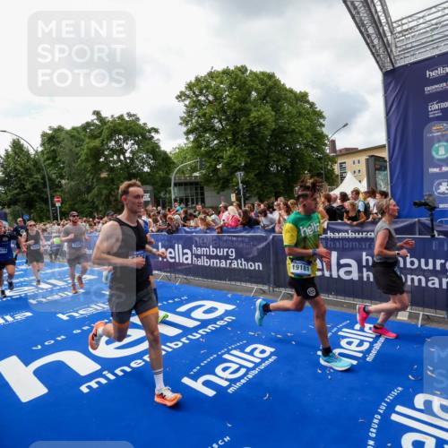 29.06.2025 - hella hamburg halbmarathon Zöllner http://msf.ph/oto/8413479 29.06.2025 10:47:42 Ziel 1320, 1696, 2284, 2708, 5889, 6009, 7962, 8927, 10969, 10988, 11283, 13948, 14618, 14619, 15451, 15478, 16205, 18104, 18970, 19181 meine-sportfotos.de