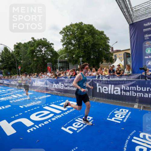 29.06.2025 - hella hamburg halbmarathon Zöllner http://msf.ph/oto/8413483 29.06.2025 10:24:18 Ziel 5612, 6816, 7331, 18569 meine-sportfotos.de