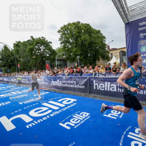 29.06.2025 - hella hamburg halbmarathon Zöllner http://msf.ph/oto/8413493 29.06.2025 10:24:19 Ziel 5612, 6816, 7331, 18569, 18695 meine-sportfotos.de