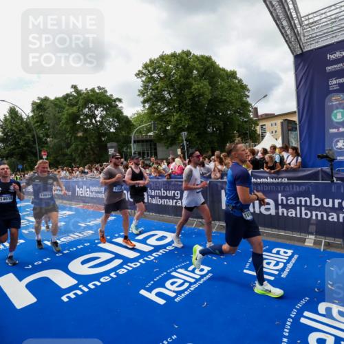29.06.2025 - hella hamburg halbmarathon Zöllner http://msf.ph/oto/8413501 29.06.2025 10:47:43 Ziel 1320, 2708, 6009, 7962, 10969, 10988, 11283, 13948, 14618, 14619, 15451, 15478, 16205, 17229, 18104, 18430, 18970, 19181 meine-sportfotos.de