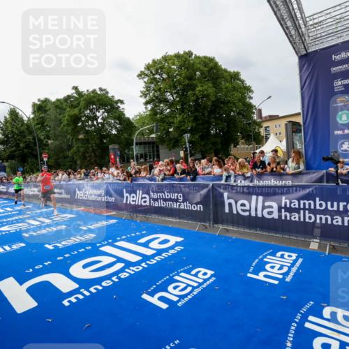 29.06.2025 - hella hamburg halbmarathon Zöllner http://msf.ph/oto/8413516 29.06.2025 10:24:21 Ziel 5612, 6816, 18695 meine-sportfotos.de