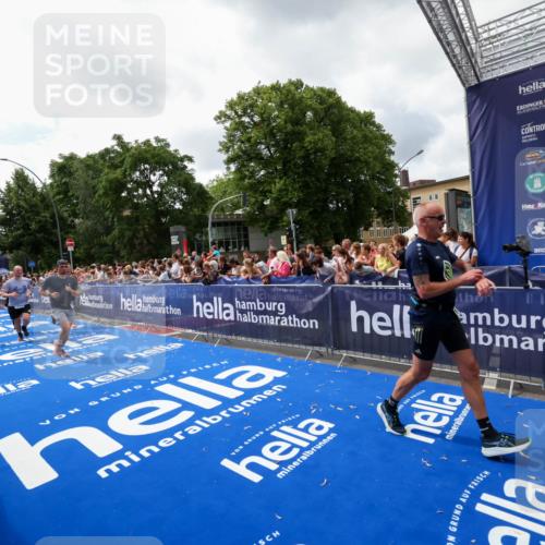 29.06.2025 - hella hamburg halbmarathon Zöllner http://msf.ph/oto/8413522 29.06.2025 10:47:46 Ziel 2340, 2708, 5915, 7962, 10988, 11283, 12679, 13948, 15478, 16205, 17229, 18430 meine-sportfotos.de