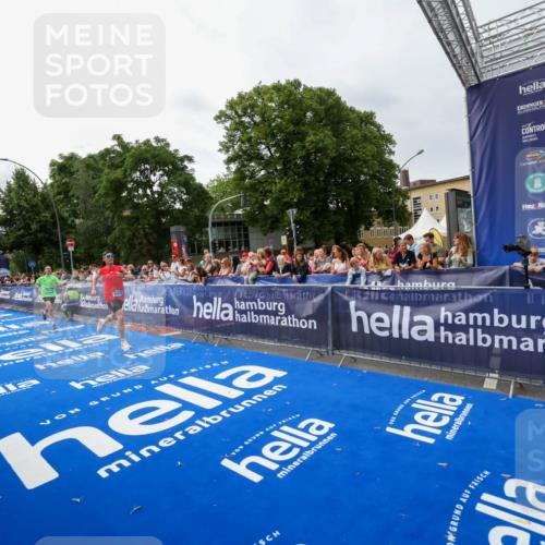 29.06.2025 - hella hamburg halbmarathon Zöllner http://msf.ph/oto/8413523 29.06.2025 10:24:22 Ziel 5612, 6816, 18695 meine-sportfotos.de