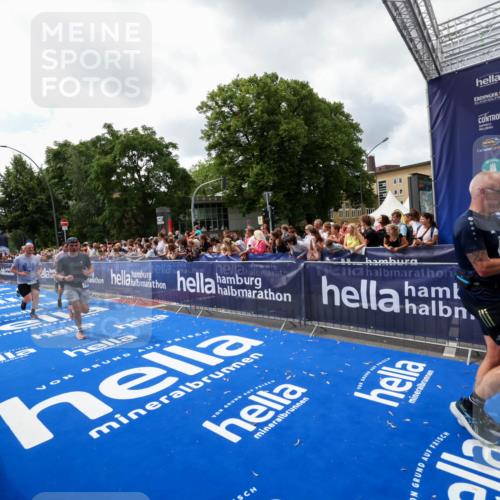 29.06.2025 - hella hamburg halbmarathon Zöllner http://msf.ph/oto/8413527 29.06.2025 10:47:46 Ziel 2340, 2708, 5915, 7962, 10988, 11283, 12679, 13948, 15478, 16205, 17229, 18430 meine-sportfotos.de