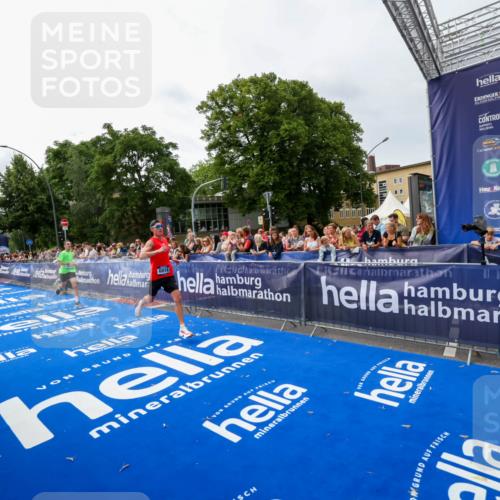 29.06.2025 - hella hamburg halbmarathon Zöllner http://msf.ph/oto/8413530 29.06.2025 10:24:22 Ziel 5612, 6816, 18695 meine-sportfotos.de