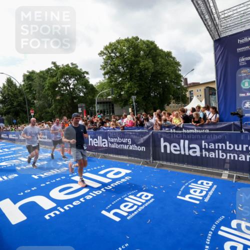 29.06.2025 - hella hamburg halbmarathon Zöllner http://msf.ph/oto/8413537 29.06.2025 10:47:47 Ziel 2340, 2708, 5915, 7962, 8564, 10988, 11283, 12679, 13948, 14383, 15478, 16205, 17229, 18430 meine-sportfotos.de