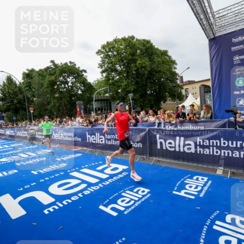 29.06.2025 - hella hamburg halbmarathon Zöllner http://msf.ph/oto/8413538 29.06.2025 10:24:22 Ziel 5612, 6816, 18695 meine-sportfotos.de
