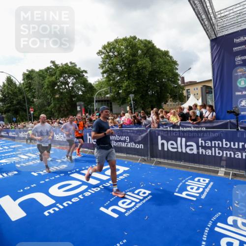 29.06.2025 - hella hamburg halbmarathon Zöllner http://msf.ph/oto/8413540 29.06.2025 10:47:47 Ziel 2340, 2708, 5915, 7962, 8564, 10988, 11283, 12679, 13948, 14383, 15478, 16205, 17229, 18430 meine-sportfotos.de