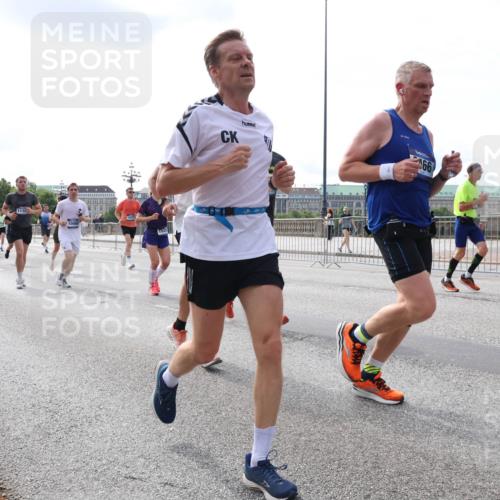 29.06.2025 - hella hamburg halbmarathon Lena Gebhardt http://msf.ph/oto/8413545 29.06.2025 10:17:21 Lombardsbrücke 14199, 1298, 111, 1525, 466, 1083, 1137, 1204, 1298, 1331, 1348, 1356, 1477, 1553, 2225, 2259, 2305, 2860, 2908, 3210, 3464, 3466, 3622, 3802, 3803, 4194, 4218, 4852, 5023, 5390, 5929, 5930, 5995, 6126, 6128, 6254, 6336, 6352, 6520, 6522, 6786, 7011, 7114, 7115, 7257, 7291, 7345, 7360, 7376, 7410, 7445, 7566, 7647, 7844, 7924, 7928, 7945, 8210, 8253, 8263, 8309, 8351, 8433, 8513, 8558, 8895, 8983, 9152, 9259, 9848 meine-sportfotos.de