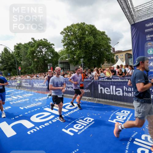 29.06.2025 - hella hamburg halbmarathon Zöllner http://msf.ph/oto/8413547 29.06.2025 10:47:48 Ziel 2340, 2708, 5915, 7962, 8564, 10988, 11283, 12679, 13948, 14383, 15478, 16205, 17229, 18430 meine-sportfotos.de