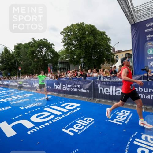 29.06.2025 - hella hamburg halbmarathon Zöllner http://msf.ph/oto/8413548 29.06.2025 10:24:23 Ziel 5612, 6816, 18695 meine-sportfotos.de