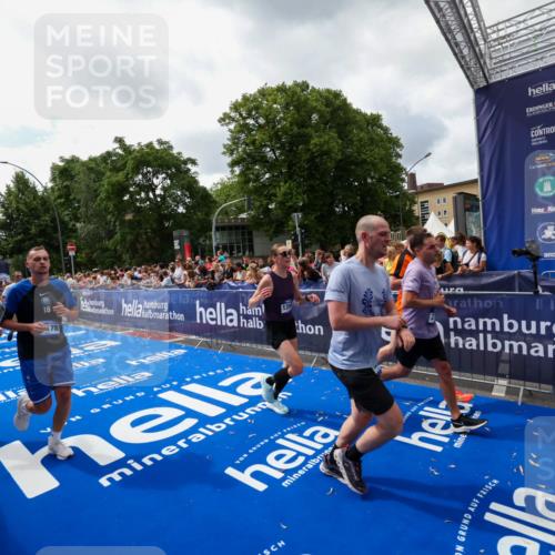 29.06.2025 - hella hamburg halbmarathon Zöllner http://msf.ph/oto/8413560 29.06.2025 10:47:48 Ziel 2340, 2708, 5915, 7962, 8564, 10988, 11283, 12679, 13948, 14383, 15478, 16205, 17229, 18430 meine-sportfotos.de