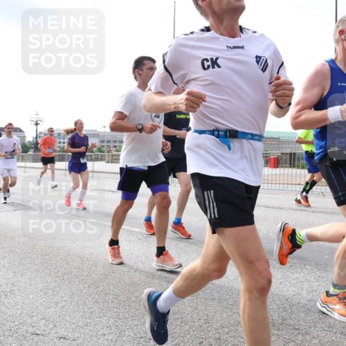 29.06.2025 - hella hamburg halbmarathon Lena Gebhardt http://msf.ph/oto/8413568 29.06.2025 10:17:21 Lombardsbrücke 96, 1083, 1137, 1204, 1298, 1331, 1348, 1356, 1477, 1553, 2225, 2259, 2305, 2860, 2908, 3210, 3464, 3466, 3622, 3802, 3803, 4194, 4218, 4852, 5023, 5390, 5929, 5930, 5995, 6126, 6128, 6254, 6336, 6352, 6520, 6522, 6786, 7011, 7114, 7115, 7257, 7291, 7345, 7360, 7376, 7410, 7445, 7566, 7647, 7844, 7924, 7928, 7945, 8210, 8253, 8263, 8309, 8351, 8433, 8513, 8558, 8895, 8983, 9152, 9259, 9848 meine-sportfotos.de