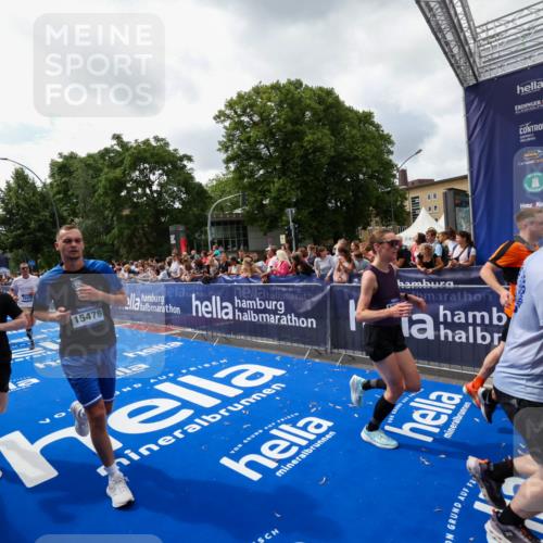 29.06.2025 - hella hamburg halbmarathon Zöllner http://msf.ph/oto/8413571 29.06.2025 10:47:49 Ziel 2340, 2708, 5915, 8564, 10988, 11283, 11961, 12679, 13948, 14383, 15478, 16205, 17229, 18356, 18430 meine-sportfotos.de
