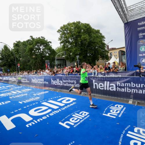 29.06.2025 - hella hamburg halbmarathon Zöllner http://msf.ph/oto/8413572 29.06.2025 10:24:23 Ziel 5612, 6816, 18695 meine-sportfotos.de