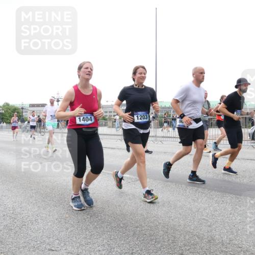 29.06.2025 - hella hamburg halbmarathon Lena Gebhardt http://msf.ph/oto/8413574 29.06.2025 10:51:20 Lombardsbrücke 841, 1404, 1203, 196, 7012, 1129, 1203, 1208, 1404, 1478, 1617, 1997, 2202, 2308, 2358, 2380, 2484, 2485, 2593, 2736, 2778, 2859, 3934, 4156, 4652, 4713, 4748, 4808, 4848, 4878, 4920, 5286, 5289, 5291, 5357, 5394, 5530, 5716, 5717, 6091, 6885, 6945, 6954, 6961, 7012, 7141, 7769, 7770, 7771, 7825, 7841, 7871, 7992, 8040, 8125, 8410, 8672, 8779, 9166, 9167, 9340, 9582, 9583, 9763, 10029, 10496, 10552, 10614, 10636, 11034, 11052, 11252, 11268, 11575, 11577 meine-sportfotos.de