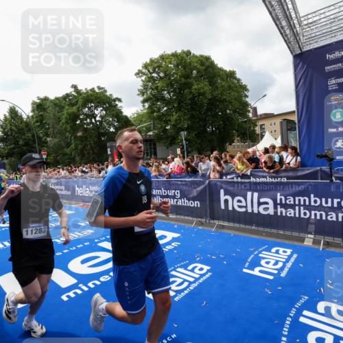 29.06.2025 - hella hamburg halbmarathon Zöllner http://msf.ph/oto/8413580 29.06.2025 10:47:49 Ziel 2340, 2708, 5915, 8564, 10988, 11283, 11961, 12679, 13948, 14383, 15478, 16205, 17229, 18356, 18430 meine-sportfotos.de