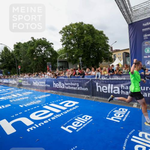 29.06.2025 - hella hamburg halbmarathon Zöllner http://msf.ph/oto/8413584 29.06.2025 10:24:24 Ziel 5612, 18695 meine-sportfotos.de