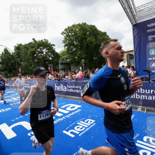 29.06.2025 - hella hamburg halbmarathon Zöllner http://msf.ph/oto/8413588 29.06.2025 10:47:49 Ziel 2340, 2708, 5915, 8564, 10988, 11283, 11961, 12679, 13948, 14383, 15478, 16205, 17229, 18356, 18430 meine-sportfotos.de